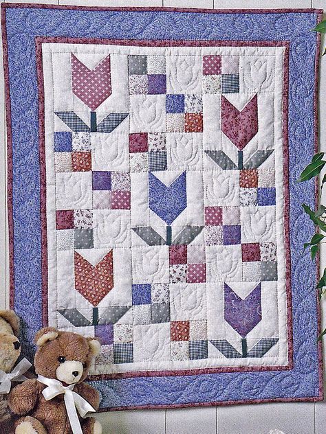 Tulip Quilts Pattern, Pieced Flower Quilts, Flower Quilts Patterns, Tulip Quilt Block Pattern Free, Flower Quilt Blocks, Tulip Quilts, Tulip Quilt, Colchas Quilting, Flower Quilt Patterns