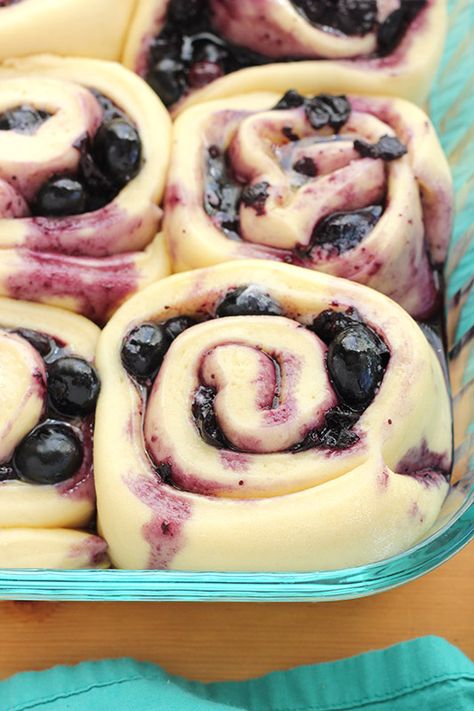 Blueberry Rolls With Lemon Glaze, Blueberry Lemon Cinnamon Rolls, Lemon Blueberry Rolls, Lemon Blueberry Cinnamon Rolls, Cinnamon Rolls Christmas, Lemon Rolls, Blueberry Sweet Rolls, Blueberry Cinnamon Rolls, Breakfast Cakes