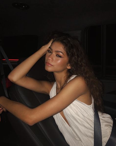 4.4 millones Me gusta, 23.7 mil comentarios - Zendaya (@zendaya) en Instagram Back Seat, A Car, A Woman, Instagram