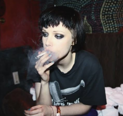 Alice Glass, Crystal Castles, Smells Like Teen Spirit, Grunge Vintage, Internet, Energy, Tumblr, Bed, Memes