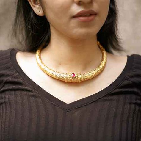 Hasli Necklace Gold Jewellery, Hansli Necklace Design, Hasli Gold Design, Silver Hasli Necklace, Modern Necklace Design Gold, Hansuli Necklace Gold, Kanthi Necklace Gold, Hansli Necklace Gold, Gold Hasli Designs