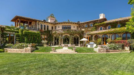 Nos acercamos a Pacific Palisades en Los Ángeles, California, para visitar al boxeador Sugar Ray Leonard y a su esposa Bernadette Robi mientras recorremos su magnífica mansión de 7 habitaciones. Construida a medida para la pareja por el arquitecto Richard Landry e inspirada en una villa italiana, ha sido su hogar familiar durante décadas y ahora está en el mercado por $46.5 millones de dólares. Sugar Ray Leonard, Ray Leonard, Back Of House, Italian Architecture, Pacific Palisades, Celebrity Houses, Architectural Inspiration, Maine House, Architectural Digest