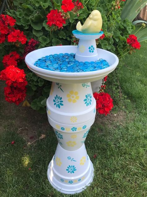 Birdbath Diy, Christmas Garden Ideas, Mulch Garden, Glassware Decor, Terra Cotta Pot Crafts Diy, Clay Pot Projects, Mini Clay, Diy Bird Bath, Clay Bird