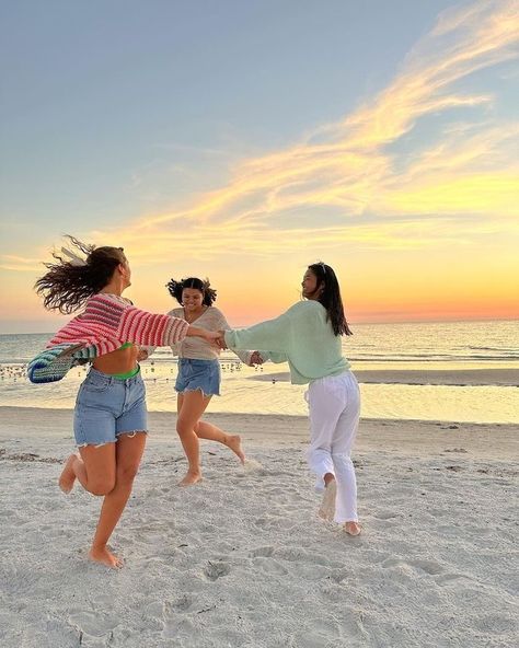 Girls Beach Trip, Cute Beach Pictures, Summer Picture Poses, Girls Vacation, Senior Trip, Beach Friends, Flying High, Pic Pose, Summer Inspo