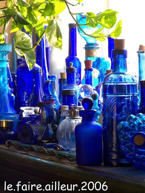 Image Bleu, Blue Glass Bottles, Art And Nature, Blue Glassware, Black And White Photos, Cobalt Glass, Vintage Bottles, Old Bottles, Antique Bottles