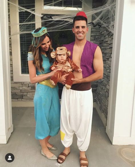 Ideas for Disney-themed family halloween costumes. You'll find great inspiration here for babies, toddlers, and children to love these fun, unique Disney family costumes. Family Costumes For 3, 3 People Halloween Costumes, Matching Family Halloween Costumes, Carnaval Make-up, Halloween Costume Couple, Family Themed Halloween Costumes, Meme Costume, Kostum Halloween, First Halloween Costumes