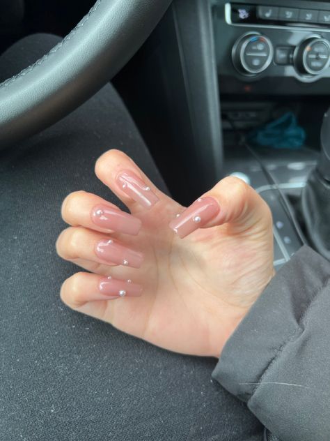 Clear Nails With Pearls, Pearl Jelly Nails, Jelly Nails With Pearls, Nails Pearls Design, Nude Nails With Pearls, Nude Nails With White Design, White Nails With Pearls, Pearls On Nails, Acrylic Nails With Pearls