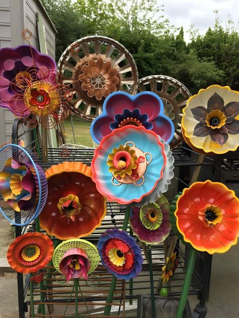 Recycled Yard Art, Yard Art Crafts, Recycled Garden Art, Glass Garden Flowers, Recycled Garden, Outdoor Crafts, Glass Garden Art, Metal Yard Art, Garden Art Sculptures Diy