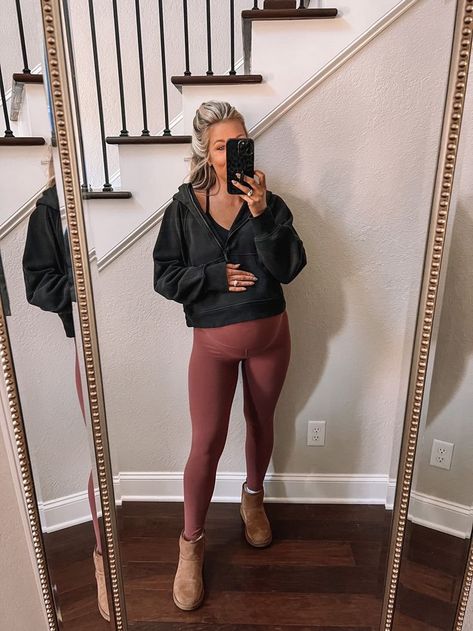 Athlesuire Outfit Maternity, Casual Bump Outfits Fall, Maternity Athleisure Outfits Winter, Lululemon Pregnant, Pregnant Maternity Outfits, Lululemon Onesie Outfit, Pregnancy Lounge Outfit, Maternity Legging Outfits, Cute Comfy Maternity Outfits