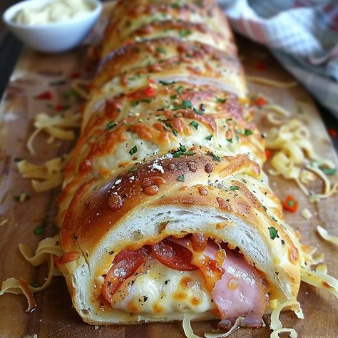 Lunch Meat Stromboli, Crescent Stromboli, Easy Italian Stromboli, Pizza Appetizers Easy Crescent Rolls, Pizza Garlic Bread Recipe Easy, Best Italian Recipes Dinners, Yummy Italian Dinners, Good Italian Dinner Recipes, Deli Meat Dinner Ideas