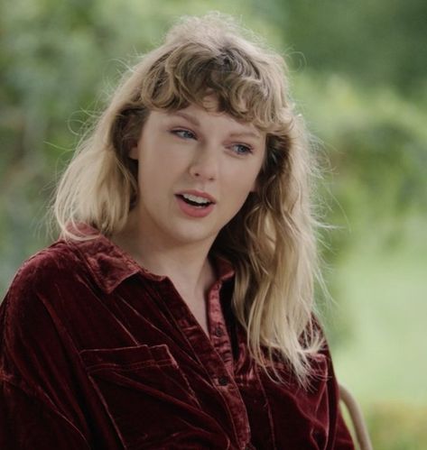 Taylor Swift News | TSwiftinAsia (@TSwiftinAsia) / Twitter Long Pond Studio, Curly Bangs, All About Taylor Swift, Taylor Swift Videos, Taylor Swift Wallpaper, Taylor Swift Songs, Long Live Taylor Swift, Live Taylor, Taylor Swift 13