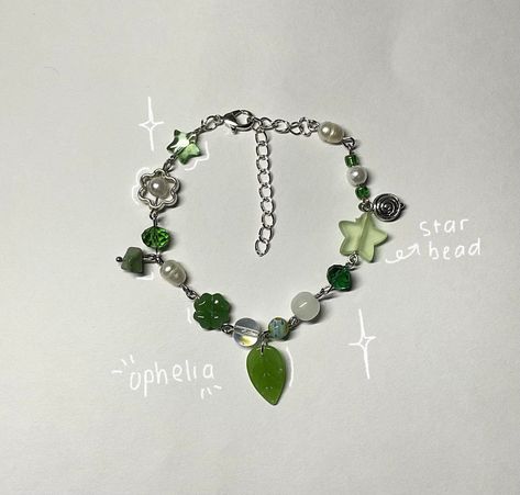 Aesthetic Green Accessories, Unique Beaded Bracelets, Charms Aesthetic, Bracelet Inspo, Green Beaded Bracelets, Pretty Jewelry Necklaces, Bracelets Handmade Diy, Indie Jewelry, Green Bracelet