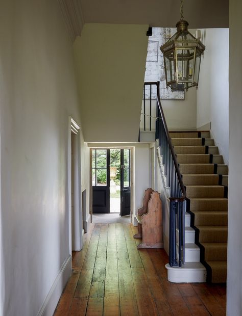 Georgian Staircase Ideas, Georgian Rectory, Ideas For Flooring, Different Types Of Flooring, Chinese Lamps, Modern Georgian, Landscape House, Georgian Interiors, Bright Design