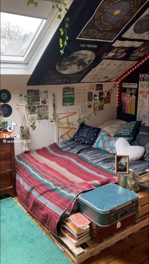 Attic Bedrooms Teenage, Room Inspiration Grunge Hipster, Triangle Room Layout Bedroom, Vintage Room Inspo 90s, 90s Bedroom Aesthetic Grunge Retro, 90s Rooms Bedrooms, Aesthetic Cluttered Bedroom, Room Inspo Attic, Dream Life Tiktok