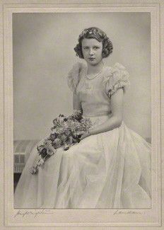 Princess Alexandra Of Kent, Alexandra Of Kent, Queen Alexandra, Reine Elizabeth Ii, English Royalty, Reine Elizabeth, Princess Alexandra, Royal Outfits, National Portrait Gallery