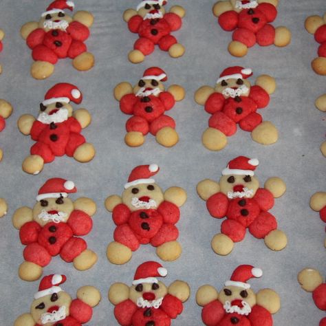 Roly-Poly Santa Cookies Santa Cookie Recipe, Vegan Shortbread, Vanilla Recipes, Cocoa Cookies, Star Cookies, Roly Poly, Santa Cookies, Vanilla Coffee, Baking Paper