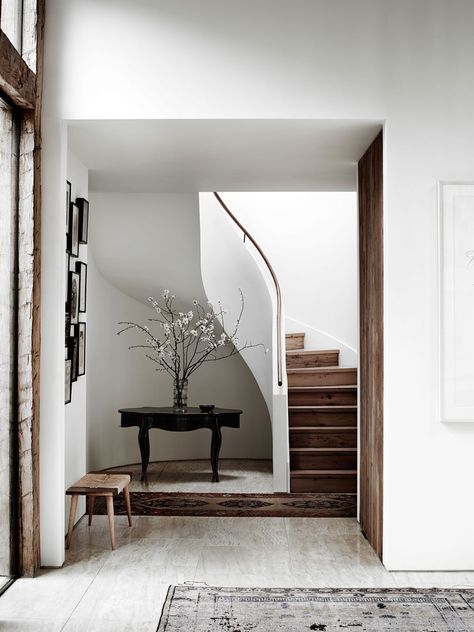 Curved stairs type - Home Decorating Trends - Homedit Kinfolk Style, Rough Hewn Wood, Types Of Stairs, Kinfolk Home, Gorgeous Interiors, Timber Furniture, Hallway Ideas Colour, Hallway Ideas Entrance Narrow, Interior Trend