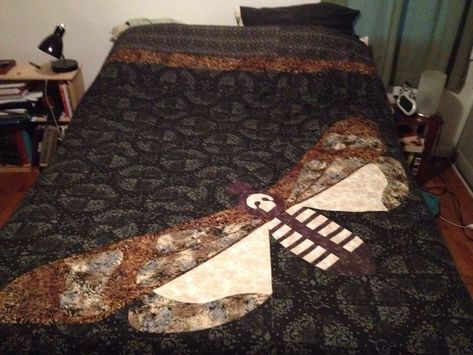 Goth Quilt, Moth Quilt, Small Quilt Projects, Clothes Hacks, Homemade Quilts, Quilting Designs Patterns, Clothing Diy, Halloween Quilts, Quilt Block Pattern