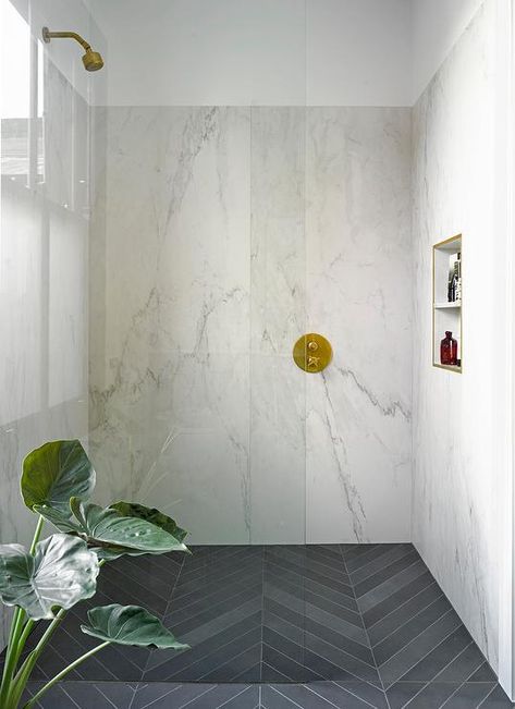 Herringbone Shower Floor, Drømme Bad, Black Marble Bathroom, Marble Bathroom Designs, Patterned Bathroom Tiles, Marble Showers, Contemporary Shower, Shower Floor Tile, Bad Inspiration