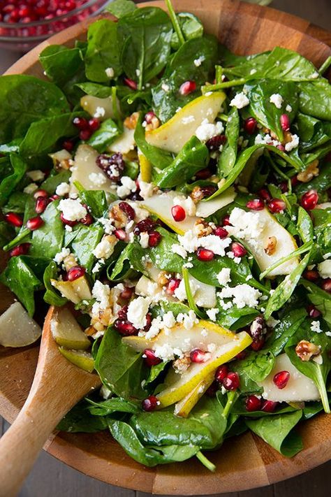 Pear, Pomegranate and Spinach Salad - Cooking Classy Vegetarian Christmas Dinner, Vegetarian Christmas, Pomegranate Salad, Diner Recept, Winter Salad, Cooking Classy, Spinach Salad, Thanksgiving Side Dishes, Delicious Salads