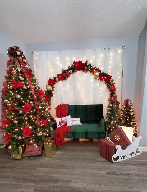 Christmas Photos Backdrop, Christmas Picture Setup Ideas Indoor, Christmas Photography Backdrops Diy, Christmas Wall Backdrop, Diy Christmas Photoshoot Backdrop, Santa Picture Backdrop Ideas, Photos With Santa Backdrop, Christmas Back Drop Ideas Pictures, Santa Photo Backdrop Ideas