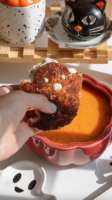 nana pastries on Instagram: "ghost grilled cheese sandwich with tomato soup 🍞🧀🍅 THE perfect combo ✨ 🏷️ #grilledcheese #spookyseason #halloweensnacks #halloweenfood #snackideas" Ghost Grilled Cheese, Halloween Grilled Cheese, Cheese Sandwich, Halloween Snacks, Grilled Cheese Sandwich, Halloween 2024, Cheese Sandwiches, Tomato Soup, Grilled Cheese