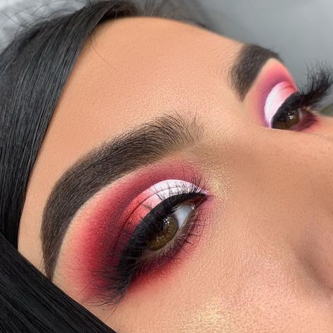 Hi my loves ❤️ What do you think of this look? I’m kinda obsessed with the white eyeshadow 😍  I also want to say thank you so much for all… White Eyeshadow Looks, Pink Cut Crease, Black Makeup Looks, Red Eyeshadow Look, White Eye Makeup, Bang Mascara, Red Makeup Looks, Black And White Makeup, Cut Crease Eyeshadow