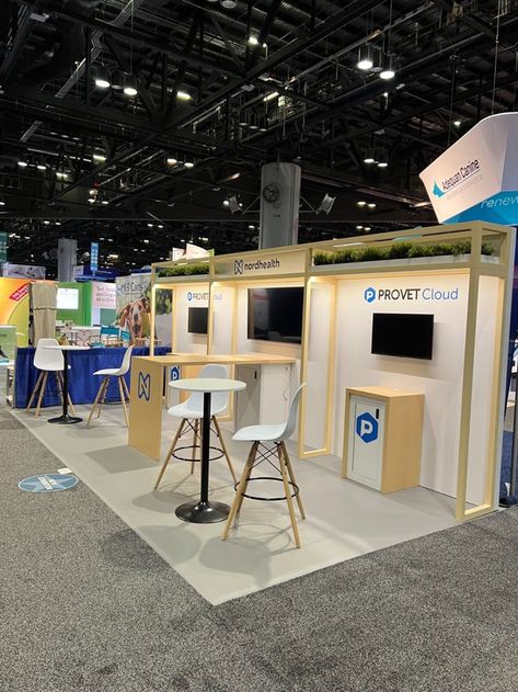 🐾 Supporting Nordhealth at NAVC's #VMX2022 — we love this clean, minimalist design, complete with "rooftop" greenery! 
.
.
.
#VMX #veterinary #orlando Exhibition Stands, Veterinary Hospital, Tradeshow Booth, Creative Challenge, Booth Ideas, Exhibition Stand, Trade Show, Custom Homes, Orlando