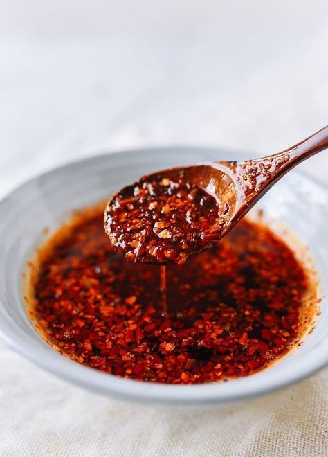 How to Make Chili Oil: The Perfect Recipe! - The Woks of Life Chinese Chili Oil, Koreansk Mat, Chinese Chili, Chili Oil Recipe, Resep Seafood, How To Make Chili, Chinese Chicken Recipes, Cibo Asiatico, Chilli Oil