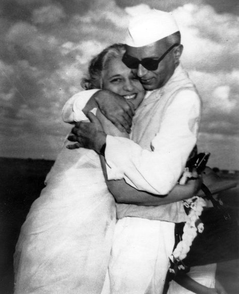 Mr Nehru and his sister Vijayalaxmi Pandit hug at the Delhi airport Pandit Nehru, Speed Graphic Camera, Delhi Airport, Indian Legends, Indian History Facts, History Facts Interesting, Early Photos, History Of India, India First