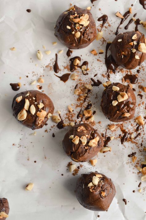 vegan snickers protein balls Snickers Protein Balls, Snickers Balls, Snickers Protein, Vegan Snickers, Protein Balls Healthy, Breakfast Protein, Protein Balls Recipes, Healthy Vegan Desserts, Protein Muffins