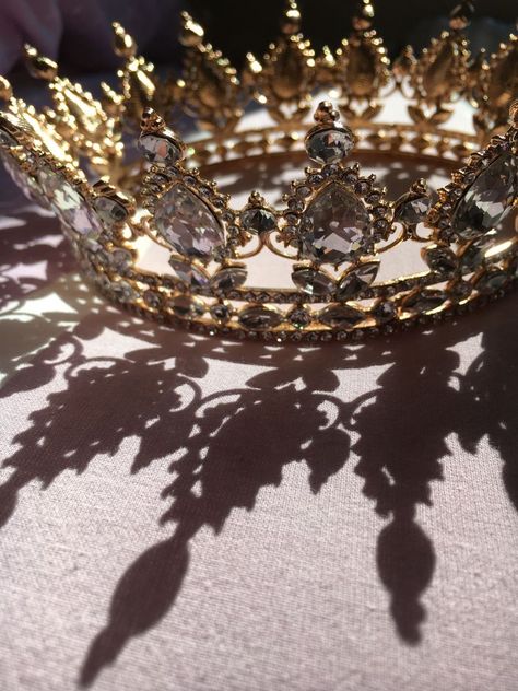 Elegant Queen Aesthetic, Royalty Jewelry Aesthetic, Crown Princess Aesthetic, Gold Tiara Aesthetic, Crowns Aesthetics, Jewelry Asthetic Picture, Couronne Aesthetic, Golden Crown Aesthetic, Queen Clarion Aesthetic