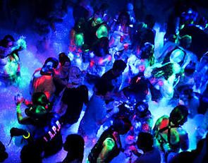 Foam Glow 5K: hmmmmmmmm Looks like fun :D Foam Glow Party, Glow Foam Party, Foam Party Aesthetic, Neon Foam Party, Neon Pool Parties, Graduation Party Desserts, Foam Party, Summer Pool Party, Teen Party