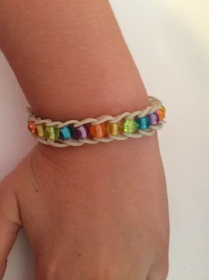 Rainbow Loom Beaded Single : 6 Steps - Instructables Loom Bands Designs, Mini Loom, Loom Band Patterns, Loom Bands Tutorial, Rainbow Loom Tutorials, Loom Band Bracelets, Rubber Band Crafts, Rainbow Loom Rubber Bands, Rainbow Loom Patterns