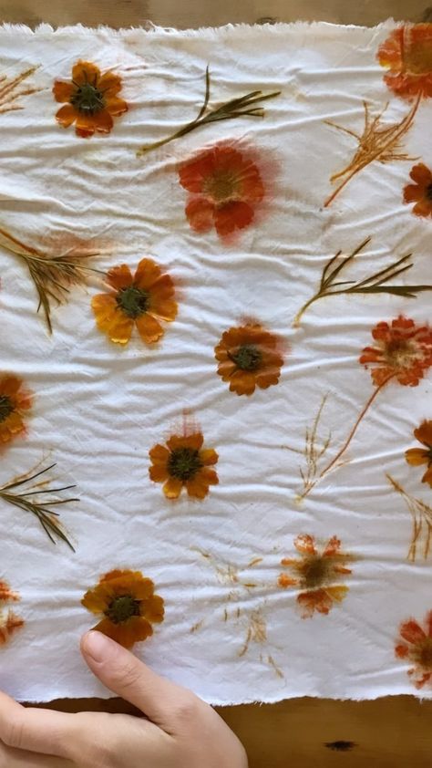 Eco Printing Flowers, Flower Embellishments Fabric, Flower Print On Fabric, Flower Dyeing, Eco Printing Clothes, Flower Tie Dye, Botanical Printing On Fabric, Flower Bundle, Flower Printing On Fabric