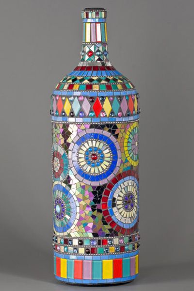 Outra garrafa maravilhosa! … Reuse Wine Bottles, Mosaic Bottles, Mixed Media Mosaic, زجاج ملون, Mosaic Madness, Mosaic Stained, Wine Bottle Art, Mosaic Projects, Wine Bottle Crafts