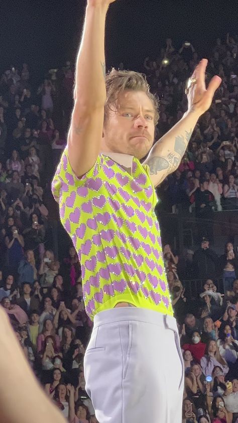 Harry Styles La Night 12, La Night, Love On Tour Outfits, Jenny Lewis, Harry Styles Tour, Best Night Of My Life, Shirt Tucked In, Harry Styles Photos, Harry Styles Love On Tour