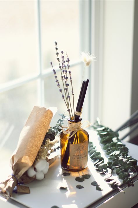 An amber apothecary reed diffuser with real preserved dried lavender flower for home decor and housewarming gift Reed Diffuser Diy, Reed Diffuser Packaging, Essential Oil Candles Diy, Reed Diffuser Decor, Diffuser Diy, Diffuser Sticks, Lavender Lemon, Room Diffuser, Diffuser Bottle