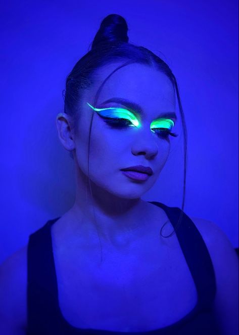 Neon makeup Festival Neon Makeup, Rave Makeup Neon, Uv Makeup Ideas, Neon Lights Makeup, Neon Paint On Face, Neon Uv Makeup, Blacklight Makeup, Glow In The Dark Makeup, Glow Face Paint