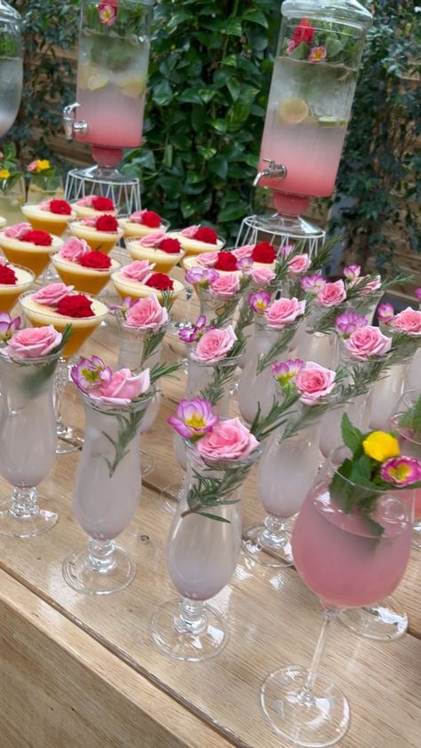 Flower Mocktails, Cocktail With Flowers, Cocktail Party Flowers, Cocktail Party Decor Ideas, Drinks With Flowers, Flower Drinks, Floral Alcohol Drinks, Fancy Brunch, Flower Themed Cocktails