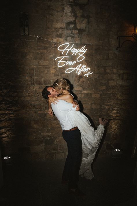 Neon Happily Ever After Sign For Wedding // Image By James Frost Photography Frost Photography, Bridal Table Decorations, White Wedding Decorations, Sign For Wedding, Wedding Neon Sign, Neon Wedding, Wedding Picture, Wedding Goals, Church Wedding