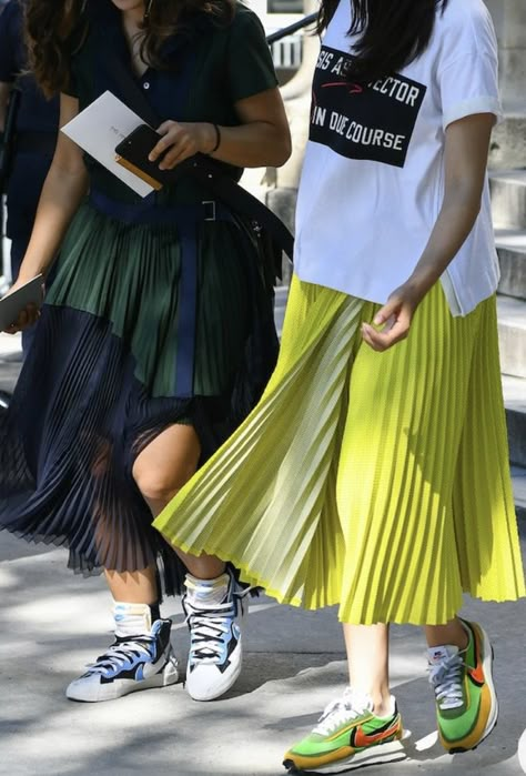 Sneakers And Skirts Outfit, Mid Skirt Outfits Summer, Sneaker Skirt Outfit, Skirt And Sneakers Outfit Casual, Skirt Pleated Outfits, Dresses And Sneakers Outfit, Skirt And Sneakers Outfit, Mode Shoes, Sneakers Street Style