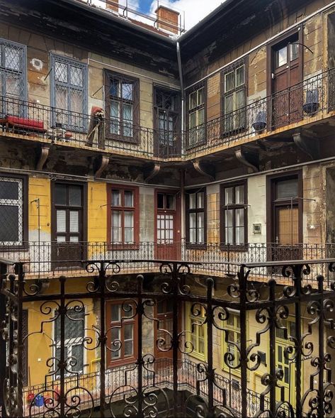 Old downtown Old Apartments Exterior, European Apartment Building, Old Italian Apartment, Old European Buildings, Vintage Apartment Building, Budapest Apartment, Old Apartment Building, Budapest Aesthetic, Tiger Background