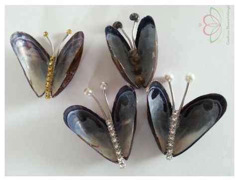 mussel shell butterflies Tre Kunst, Sea Shells Diy, Art Coquillage, Shells Diy, Seashell Projects, Seashell Ornaments, Mussel Shell, Shell Crafts Diy, Sea Crafts