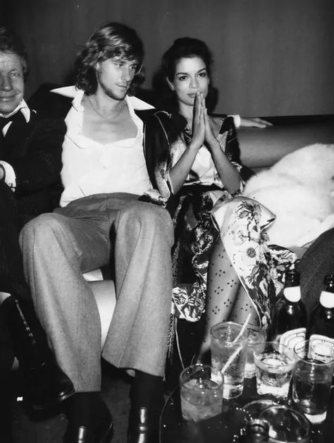 Studio 54 Fashion: How To Get The Party Look Today? Studio 54 Party Outfits, Studio 54 New York, Studio 54 Photos, Studio 54 Fashion, Studio 54 Outfits, Look Disco, Studio 54 Party, Bianca Jagger, Photo Star