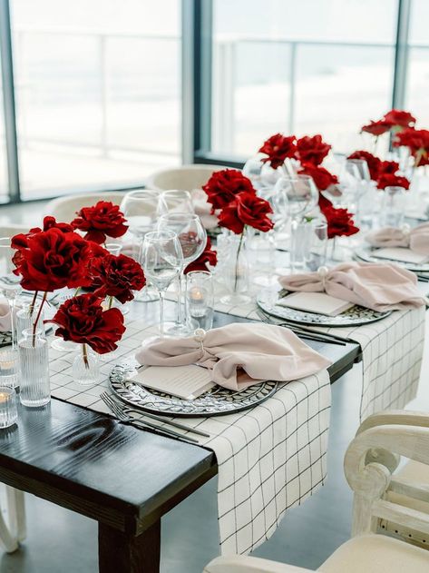 Red Flower Wedding Centerpieces, First Wedding Anniversary Decorations, Red Floral Table Arrangements, Red Roses Aisle Decor, Red White Table Decorations, Minimalist Floral Arrangements Wedding, Red Roses Bud Vases, White And Red Floral Arrangements, Red Flower Table Decorations