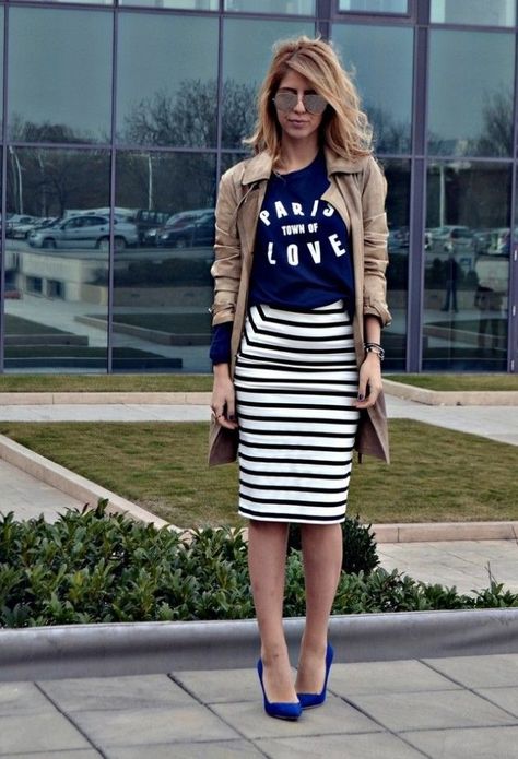 Street Style Ideas With Stripes - Striped Pencil Skirt + paris love graphic tee || casual outfit inspiration Striped Pencil Skirt Outfit, Striped Skirt Outfit, Pencil Skirt Outfit, Paperbag Hose, Striped Pencil Skirt, Pencil Skirt Outfits, Striped Skirt Pencil, Striped Skirt, Skirt Outfit