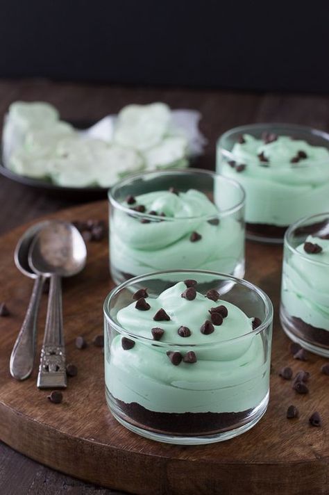 No Bake Mint Chocolate Chip Shamrock Cheesecake - an easy mint green dessert for St. Patrick’s Day! Shamrock Cheesecake, Mint Desserts, Green Desserts, Mint Recipes, Mint Chocolate Chip, Mint Chocolate Chips, Fun Baking Recipes, Greens Recipe, Holiday Desserts