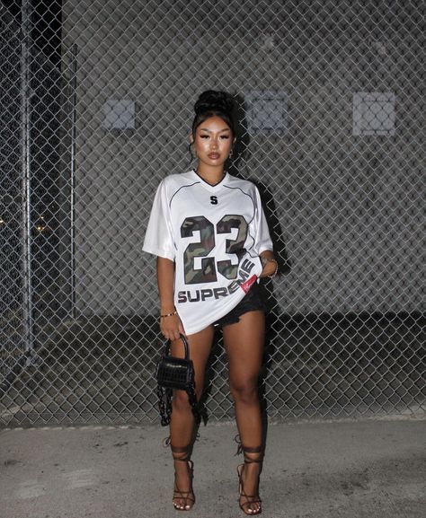 Instagram Baddie Outfit, Outfit Night Club, Dunks Outfit, Outfit Black Women, Football Game Outfit, Basketball Clothes, Jersey Outfit, Cute Swag Outfits, Baddie Outfits Casual