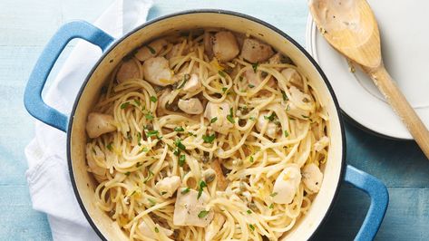 This light and fresh one-pot pasta has all the tangy flavors of chicken piccata without the fuss. Picatta Pasta, Chicken Piccata Pasta Recipe, Chicken Piccatta, Piccata Pasta, Chicken Piccata Pasta, Comforting Meals, Lemon Chicken Pasta, Fall Dinners, Spaghetti Dinner